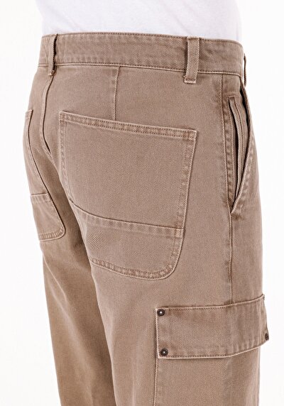 Afficher les détails de Pantalon Beige Straight Leg Medium Rise En Sergé Comfort Fit Homme
