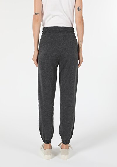 Afficher les détails de Pantalon De Survêtement Anthracite Regular Fit Femme