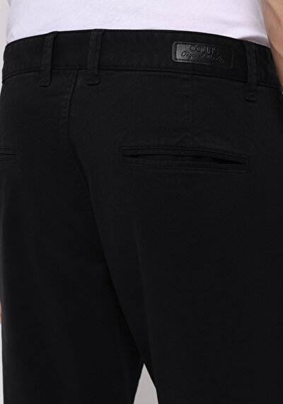 Afficher les détails de Pantalon Noir Straight Leg Medium Rise En Gabardine Slim Fit Homme