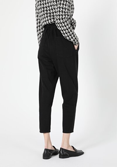 Image de Pantalon Noir Straight Leg En Baggy Fit Femme
