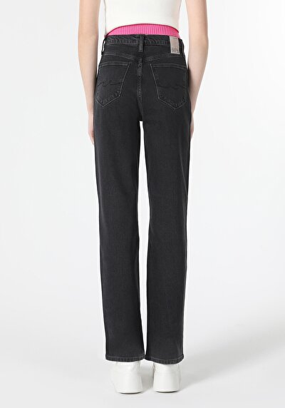 Image de 900 Laris Pantalon Denim En Regular Fit Femme