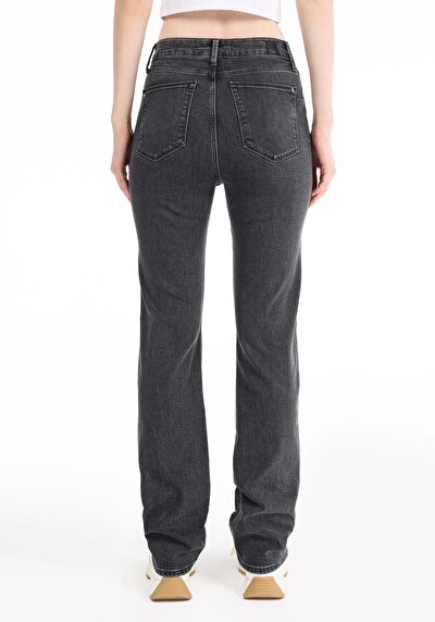 Image de 792 Mila Pantalon Noir Slim Straight Leg En Regular Fit Femme