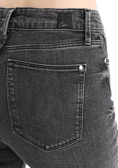 Afficher les détails de 792 Mila Pantalon Noir Slim Straight Leg  En  Regular Fit Femme