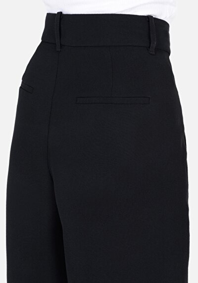 Afficher les détails de Short Noir Regular Fit Femme