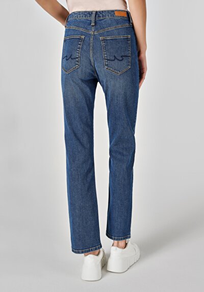 Image de 792 Mila Pantalon Denim Straight Leg En Regular Fit Femme