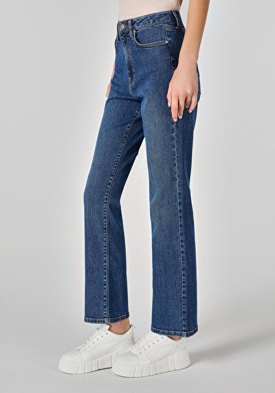 Image de 792 Mila Pantalon Denim Straight Leg En Regular Fit Femme