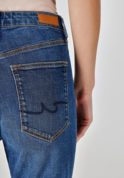 Afficher les détails de 792 Mila Pantalon Denim Straight Leg  En  Regular Fit Femme