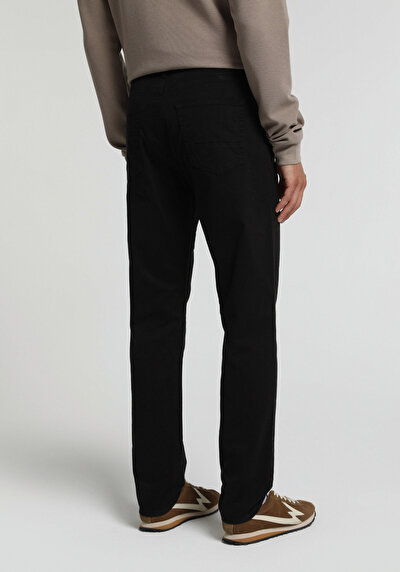 Image de Pantalon Noir Straight Leg Low Rise En Chino Straight Fit Homme