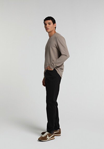 Image de Pantalon Noir Straight Leg Low Rise En Chino Straight Fit Homme