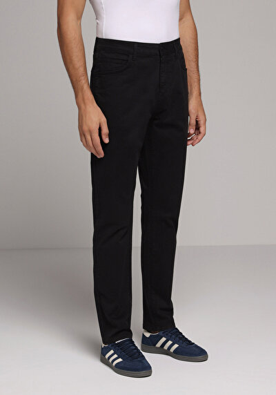 Image de Pantalon Noir Straight Leg Low Rise En Chino Straight Fit Homme