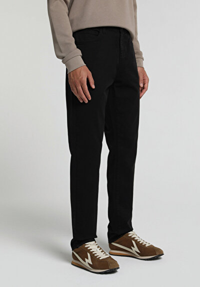 Image de Pantalon Noir Straight Leg Low Rise En Chino Straight Fit Homme