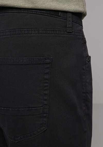 Afficher les détails de Pantalon Gris Straight Leg Low Rise En Chino Straight Fit Homme