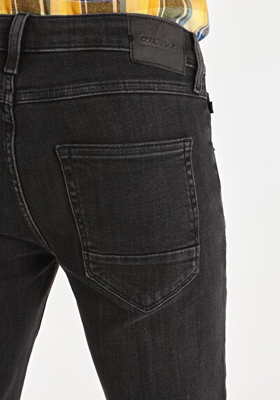Afficher les détails de 044 Karl Pantalon  Straight Leg Low Rise En Jean Straight Fit Homme