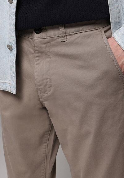 Image de Pantalon Beige Straight Leg Medium Rise En Gabardine Slim Fit Homme