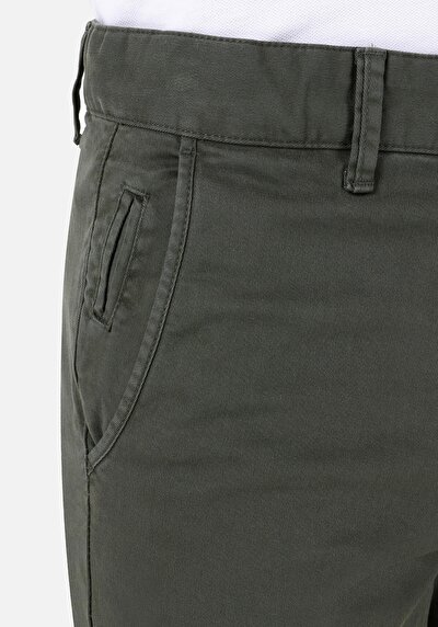 Afficher les détails de Pantalon Vert Straight Leg Medium Rise En Gabardine Slim Fit Homme