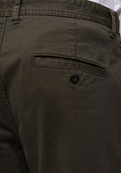 Afficher les détails de Pantalon Vert Straight Leg Medium Rise En Chino Regular Fit Homme