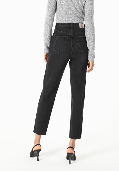 Image de 896 Maria Pantalon Noir Tapered Leg En Mom Fit Femme