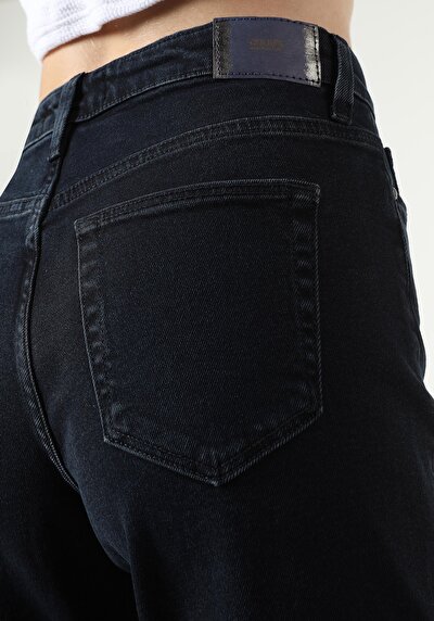 Afficher les détails de 891 Maya Pantalon Denim Tapered Leg  En  Slim Fit Femme