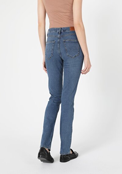 Image de 792 Mila Pantalon Denim Straight Leg En Regular Fit Femme